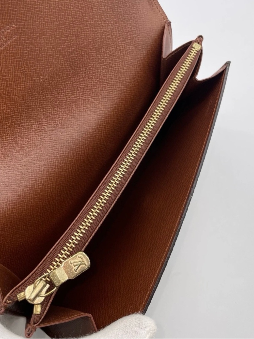 Louis Vuitton Monogram Canvas
Sarah Wallet - Picture 8 of 12